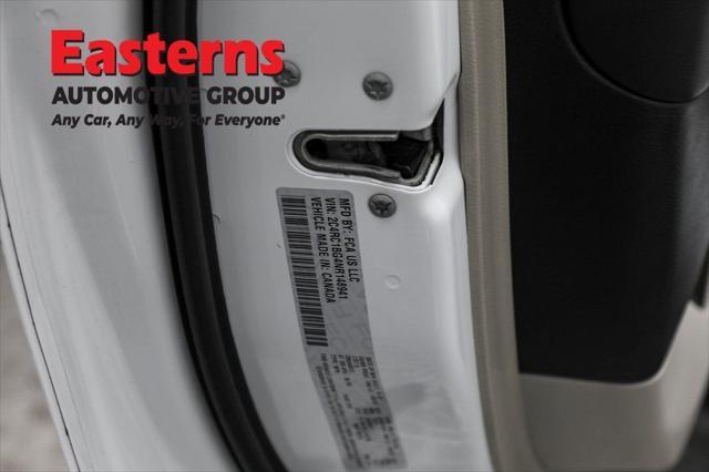 Photo of 2022 Bright White Clearcoat Chrysler Pacifica