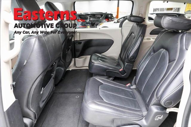 Photo of 2022 Bright White Clearcoat Chrysler Pacifica
