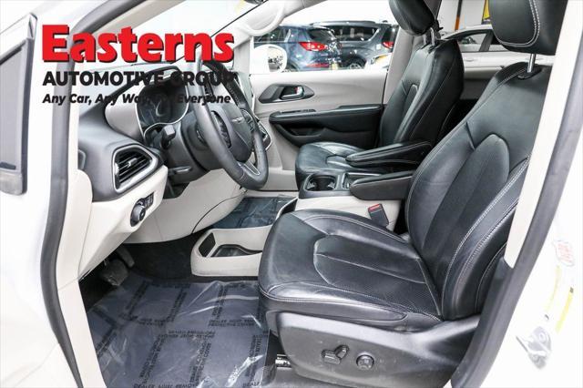 Photo of 2022 Bright White Clearcoat Chrysler Pacifica