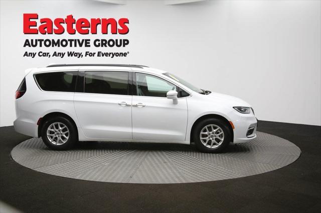 Photo of 2022 Bright White Clearcoat Chrysler Pacifica