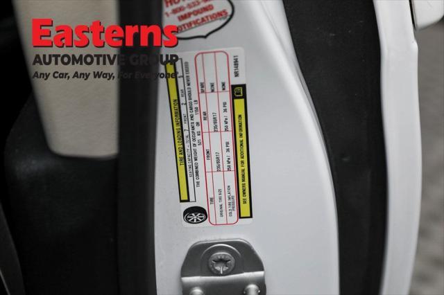 Photo of 2022 Bright White Clearcoat Chrysler Pacifica