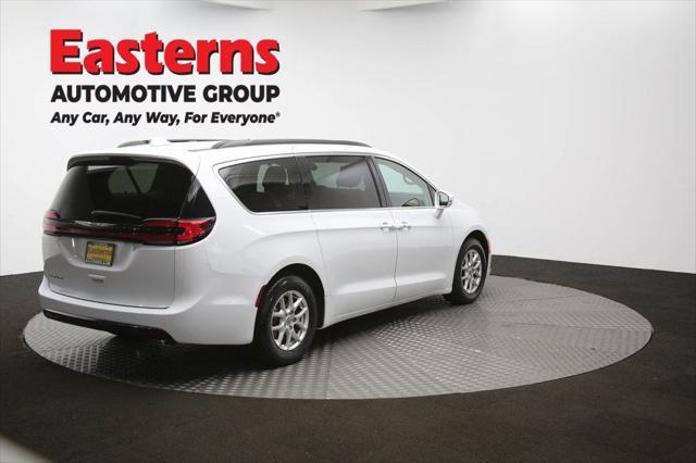 Photo of 2022 Bright White Clearcoat Chrysler Pacifica