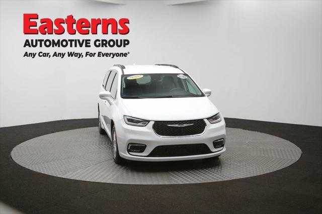 Photo of 2022 Bright White Clearcoat Chrysler Pacifica