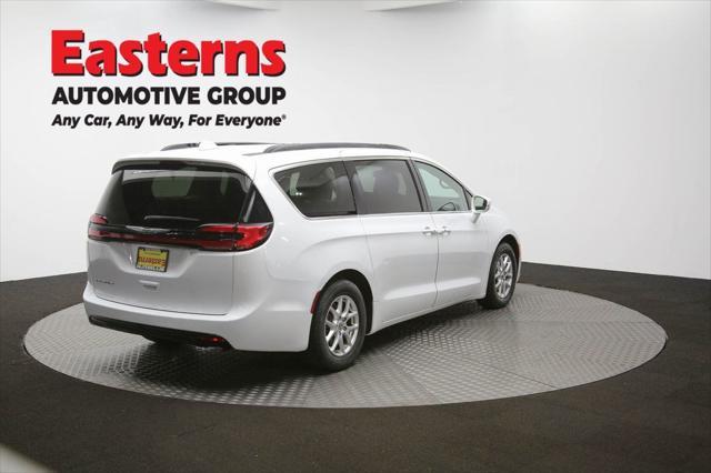 Photo of 2022 Bright White Clearcoat Chrysler Pacifica