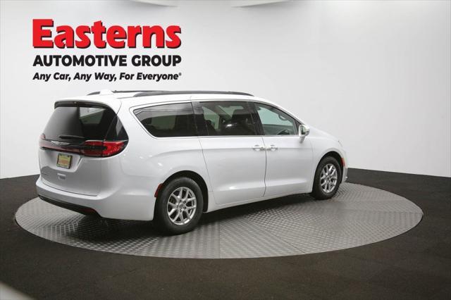 Photo of 2022 Bright White Clearcoat Chrysler Pacifica