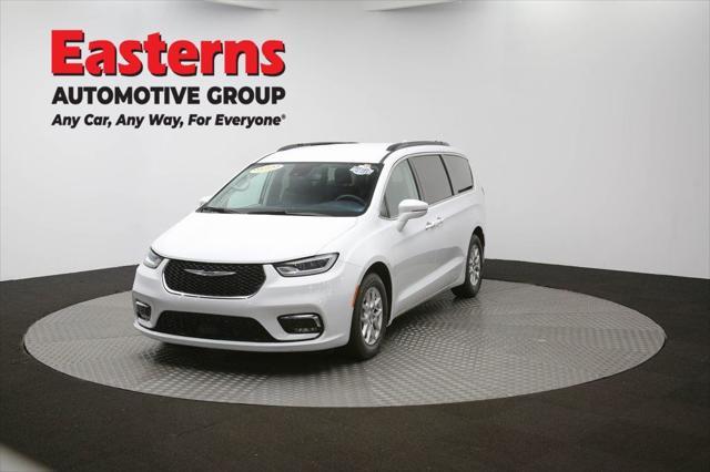 Photo of 2022 Bright White Clearcoat Chrysler Pacifica