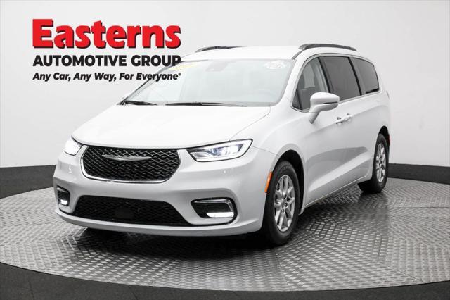 Photo of 2022 Bright White Clearcoat Chrysler Pacifica