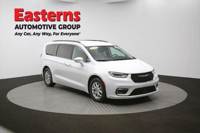 Photo of 2022 Bright White Clearcoat Chrysler Pacifica