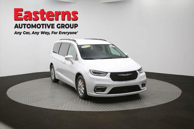 Photo of 2022 Bright White Clearcoat Chrysler Pacifica