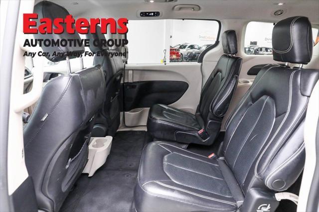 Photo of 2022 Bright White Clearcoat Chrysler Pacifica