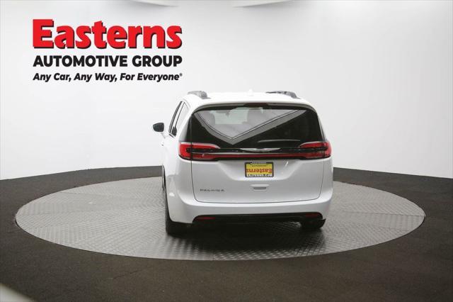 Photo of 2022 Bright White Clearcoat Chrysler Pacifica