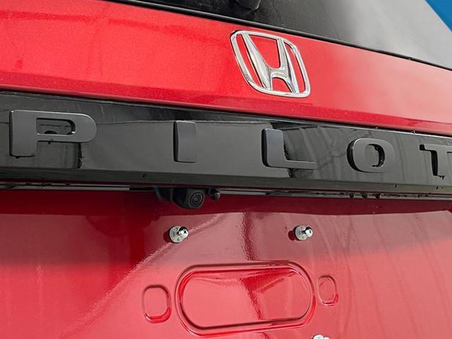 Photo of 2025 Radiant Red Metallic II Honda Pilot