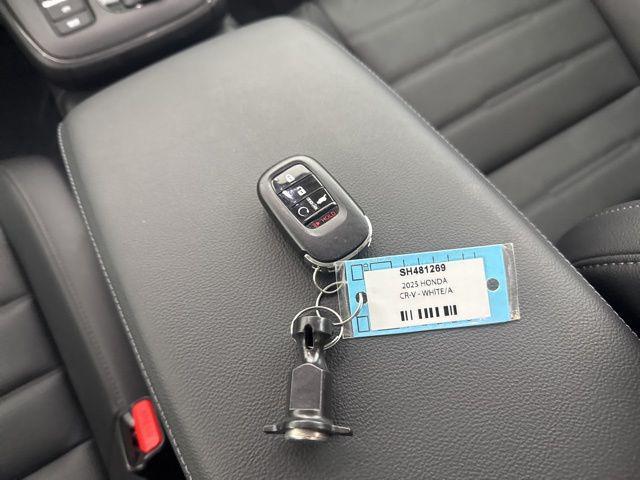 Photo of 2025 Platinum White Pearl Honda CR-V