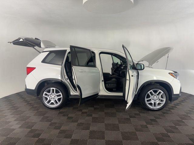 Photo of 2024 Platinum White Pearl Honda Passport