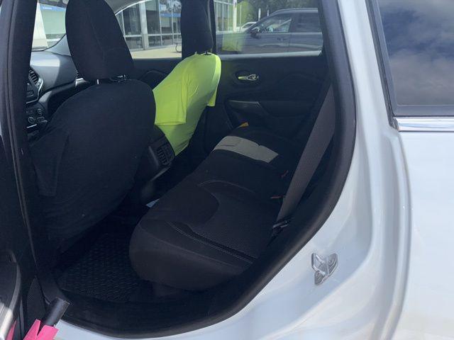 Photo of 2019 Bright White Clearcoat Jeep Cherokee