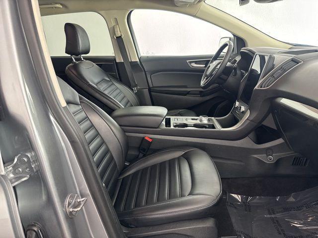 Photo of 2024 Iconic Silver Metallic Ford Edge
