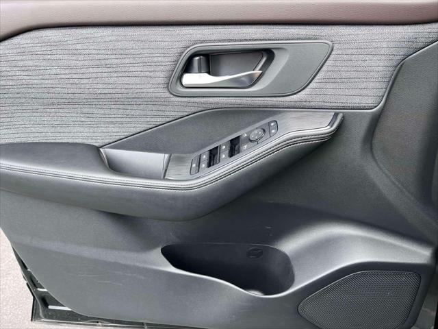 Photo of 2023 Super Black Nissan Rogue