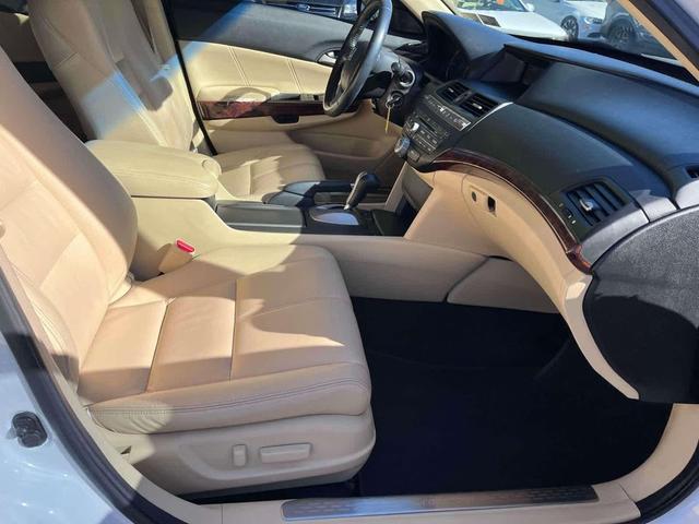 Photo of 2010 White Diamond Pearl Honda Accord Crosstour