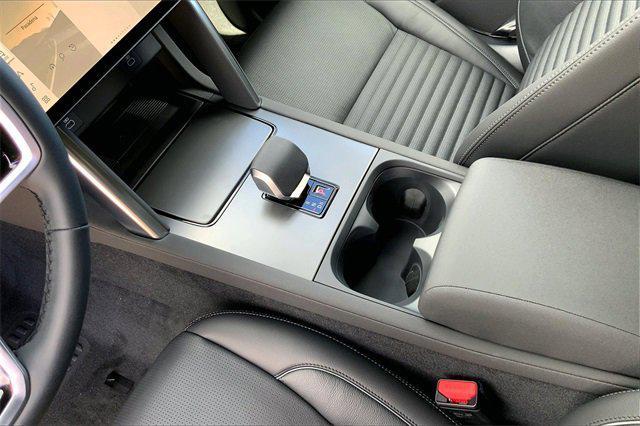 Photo of 2025 Fuji White Land Rover Discovery Sport