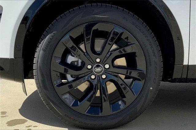 Photo of 2025 Fuji White Land Rover Discovery Sport