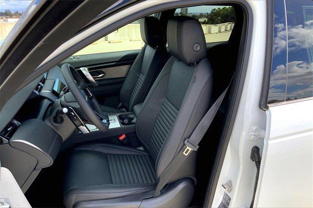 Photo of 2025 Fuji White Land Rover Discovery Sport
