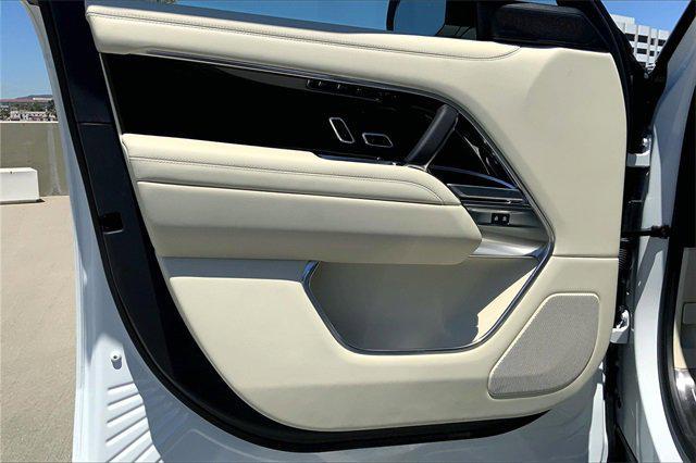 Photo of 2025 Fuji White Land Rover Range Rover
