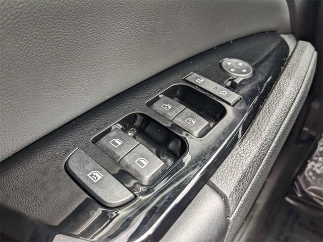 Photo of 2023 Glacial White Pearl Kia Sportage