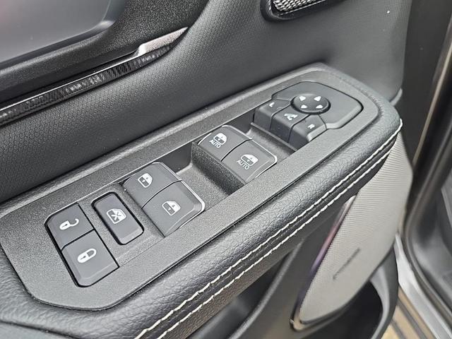 Photo of 2025 Granite Crystal Metallic Clearcoat RAM 1500