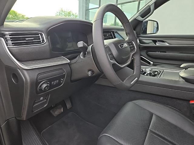 Photo of 2024 Diamond Black Crystal Pearlcoat Jeep Wagoneer L