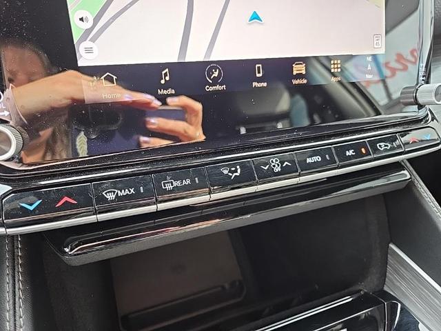 Photo of 2024 Diamond Black Crystal Pearlcoat Jeep Wagoneer L