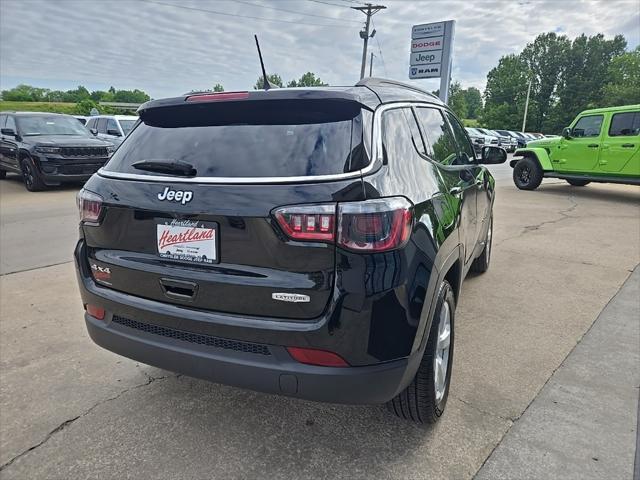 Photo of 2021 Diamond Black Crystal Pearlcoat Jeep Compass