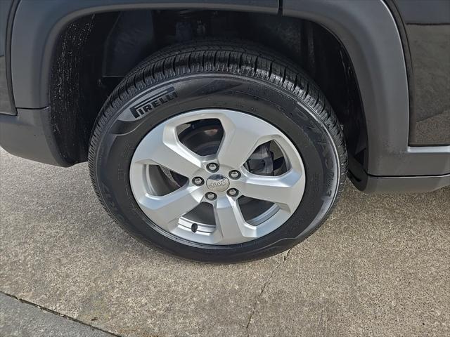 Photo of 2021 Diamond Black Crystal Pearlcoat Jeep Compass