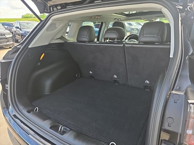 Photo of 2021 Diamond Black Crystal Pearlcoat Jeep Compass