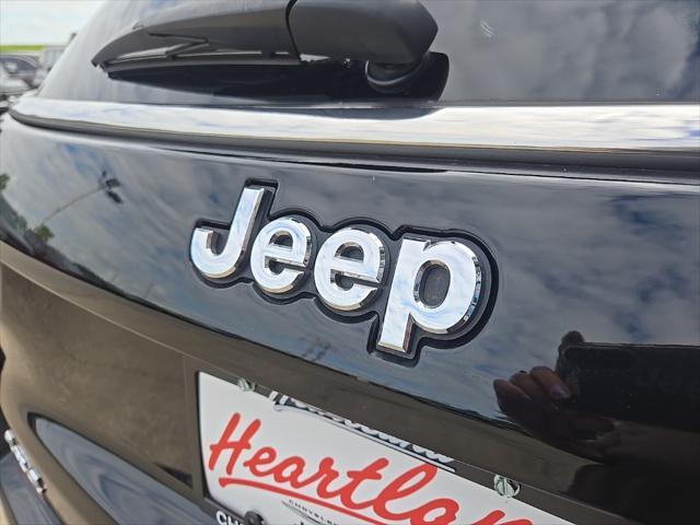 Photo of 2021 Diamond Black Crystal Pearlcoat Jeep Compass