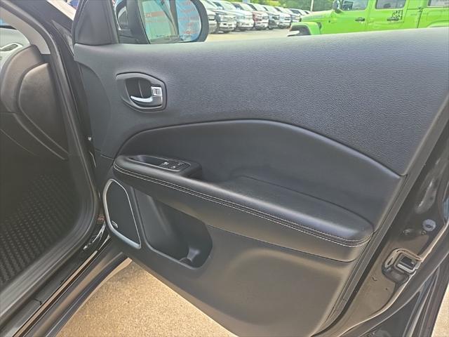 Photo of 2021 Diamond Black Crystal Pearlcoat Jeep Compass