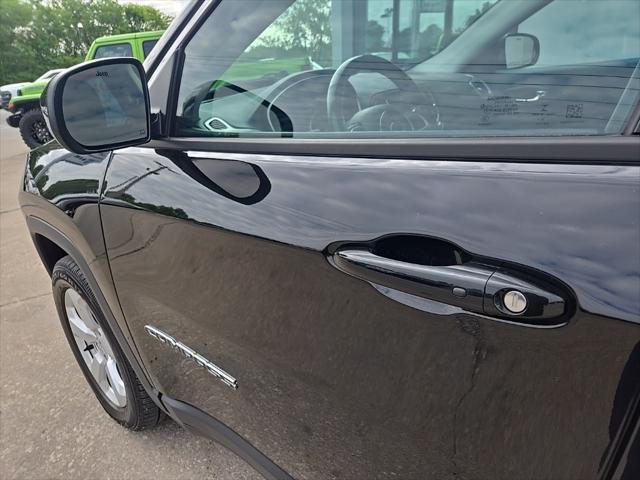 Photo of 2021 Diamond Black Crystal Pearlcoat Jeep Compass