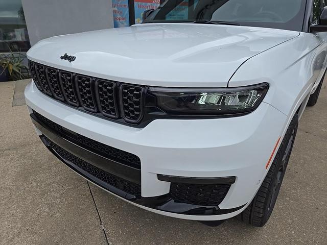 Photo of 2025 Bright White Clear-Coat Exterior Paint Jeep Grand Cherokee