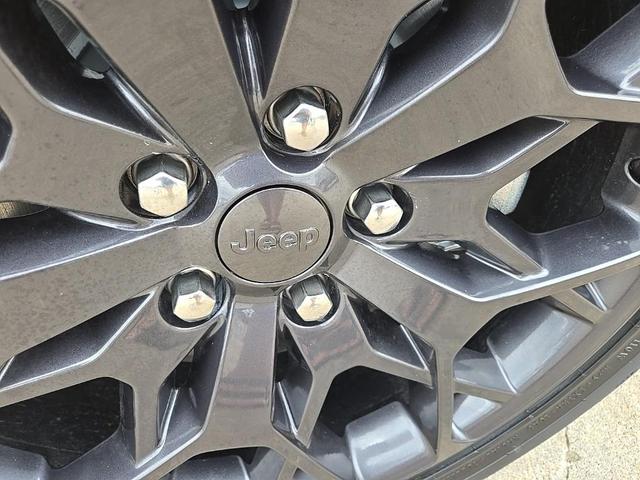 Photo of 2025 Bright White Clear-Coat Exterior Paint Jeep Grand Cherokee