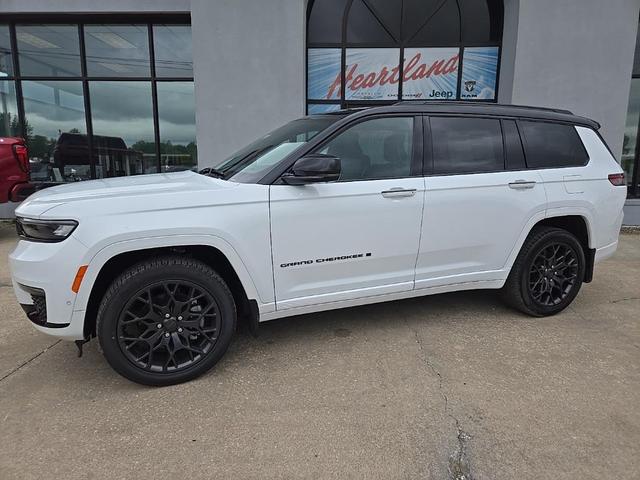 Photo of 2025 Bright White Clear-Coat Exterior Paint Jeep Grand Cherokee
