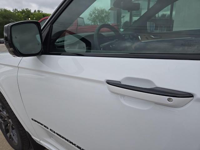 Photo of 2025 Bright White Clear-Coat Exterior Paint Jeep Grand Cherokee