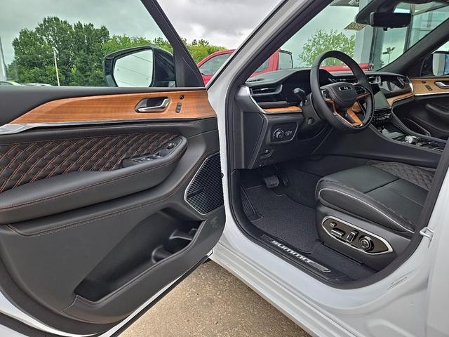 Photo of 2025 Bright White Clear-Coat Exterior Paint Jeep Grand Cherokee