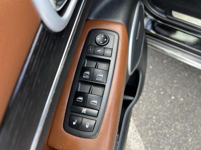 Photo of 2019 Diamond Black Crystal Pearlcoat Jeep Grand Cherokee