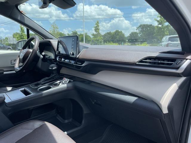 Photo of 2023 Pearl Toyota Sienna