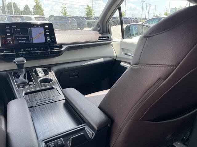 Photo of 2023 Pearl Toyota Sienna