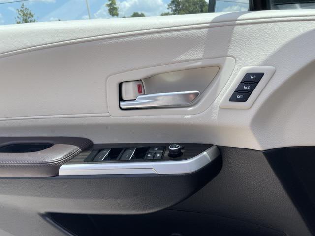 Photo of 2023 Pearl Toyota Sienna