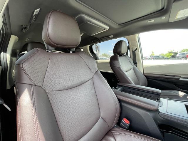 Photo of 2023 Pearl Toyota Sienna