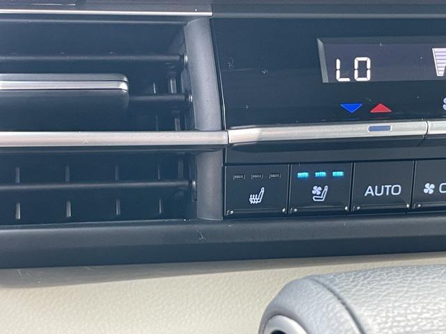 Photo of 2023 Pearl Toyota Sienna