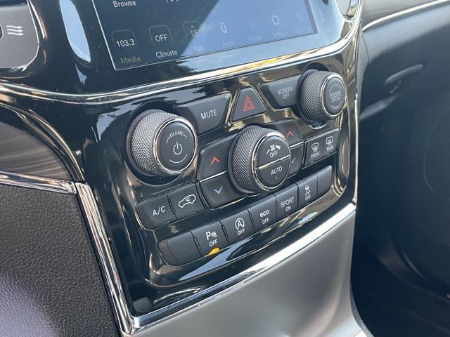 Photo of 2021 Diamond Black Crystal Pearlcoat Jeep Grand Cherokee