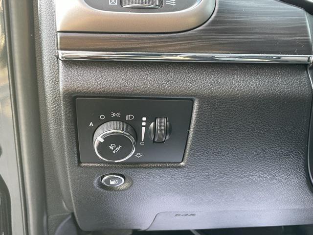 Photo of 2021 Diamond Black Crystal Pearlcoat Jeep Grand Cherokee
