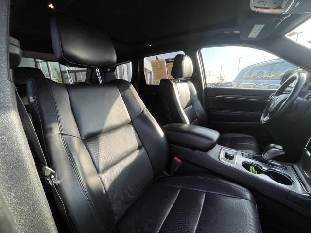 Photo of 2021 Diamond Black Crystal Pearlcoat Jeep Grand Cherokee